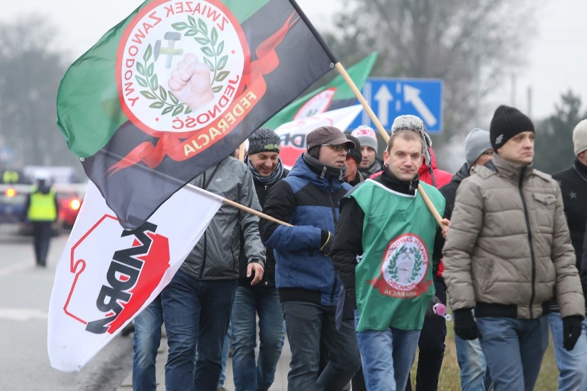 Górnicy kopalni Krupiński w Suszcu blokowali drogę...