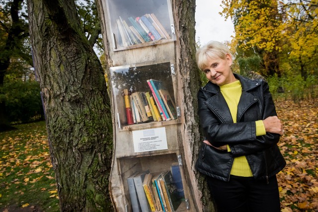 Jolanta Niwińska przy stacji bookcrossingowej w parku Jana Kochanowskiego.