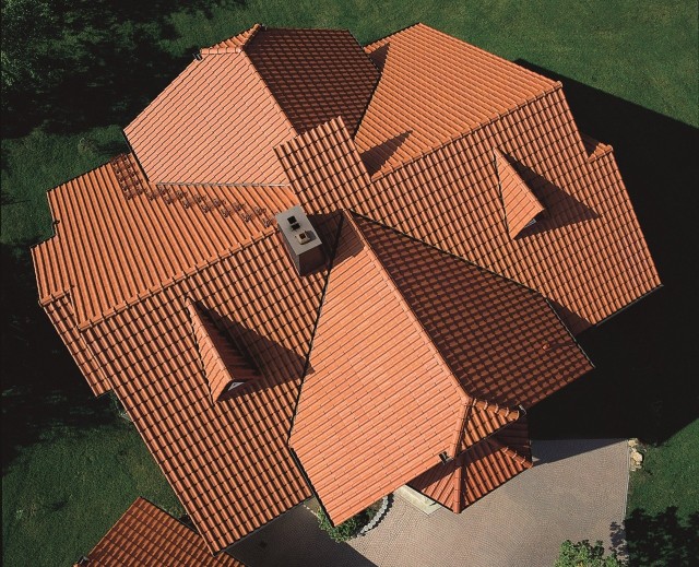 Koszt budowy dachu zależy od jego formy - im bardziej skomplikowany dach, tym będzie drożej.