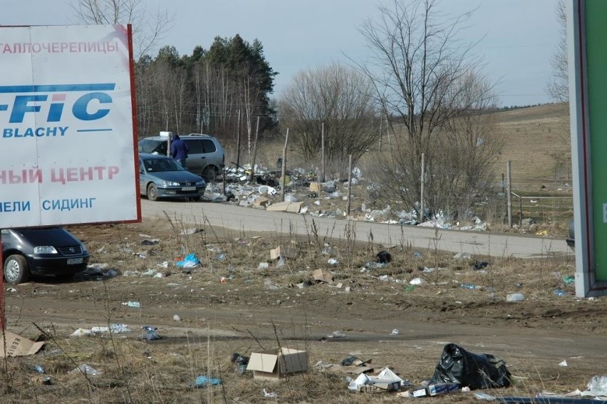 Śmieci przy przejściu granicznym