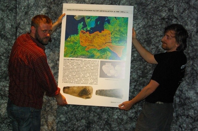Artur Jedynak i Kamil Kaptur w trakcie montażu wystawy poświęconej historii krzemienia