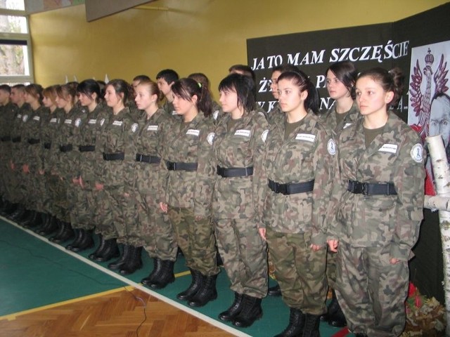 W tarnobrzeskim Staszicu klasa mundurowa liczy 36 uczniów, z czego jedna trzecia to dziewczęta.