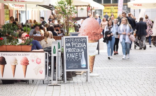 Otwarte ogródki gastronomiczne w Zielonej Górze przyciągają mieszkańców, choć czasem odstrasza ich pogoda