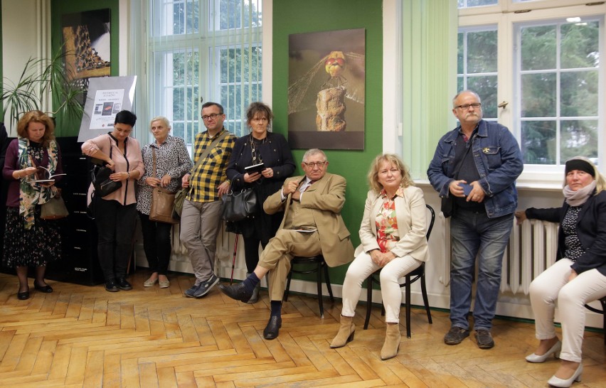 Jest to wybór najkrótszych form poetyckich Wiesława Hawełko,...