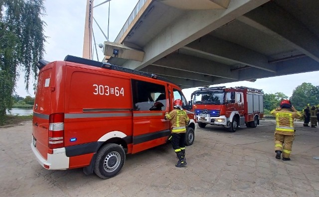 Służby pod mostem Milenijnym we Wrocławiu 19.08.2022