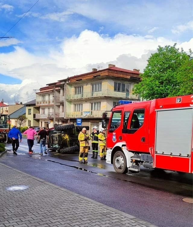 Ciągnik rolniczy przewrócił się na drodze krajowej w...