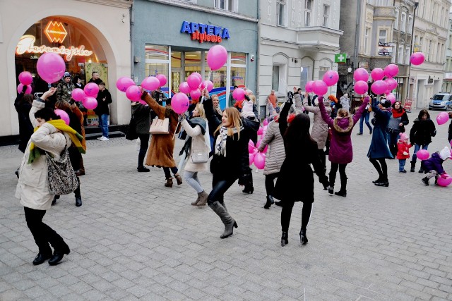 Chcesz dołączyć do akcji? Przyjdź 14 lutego na deptak, obok ratusza na godz. 16.00. Zdjęcia w galerii pokazują, jak było rok temu.