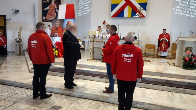 Relikwie błogosławiono księdza Jerzego Popiełuszki oraz świętego Jana Pawła II trafiły do kościoła św. Filipa Neri. To olbrzymie wydarzenie dla wiernych bytowskiej parafii.