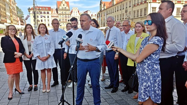 Politycy opozycyjnych ugrupowań są w jednym zgodni: chcą odsunąć PiS od władzy. Padały slogany: demokracja, Konstytucja, prawa kobiet. Nie wiadomo jednak, o co dokładnie chodzi.