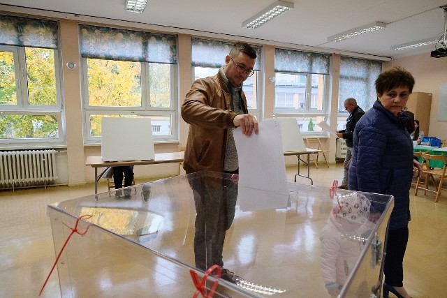 Wybory samorządowe 2018 za nami. Postanowiliśmy sprawdzić, w których lokalach w Poznaniu zagłosowało najwięcej mieszkańców. Sprawdź, w których częściach Poznania była najwyższa frekwencja.W pięciu lokalach swój głos oddało ponad 70 proc. upoważnionych do głosowania!Przejdź do rankingu --->