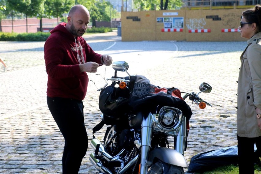 Jacek Sutryk lubi poruszać się motocyklem. Był widywany na...