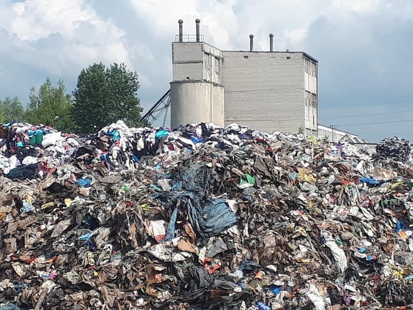 Skawina. Wielki pożar składowiska odpadów w Skawinie [ZDJĘCIA]