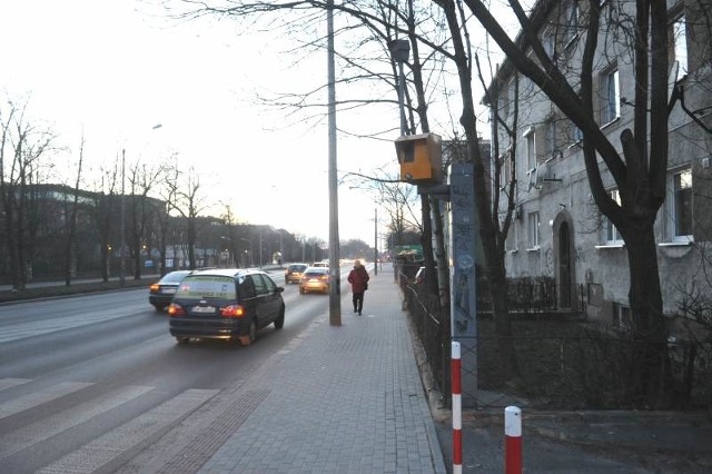 Fotoradar zostanie usunięty, bo stoi na prywatnej posesji. Inspekcja Transportu Drogowego twierdzi, że nie ma możliwości technicznej, by go przenieść, poza tym jest już przestarzały i kwalifikował się do wymiany.