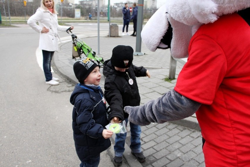 Tulipan na Dzień Kobiet od piłkarzy GKS Tychy [ZDJĘCIA]