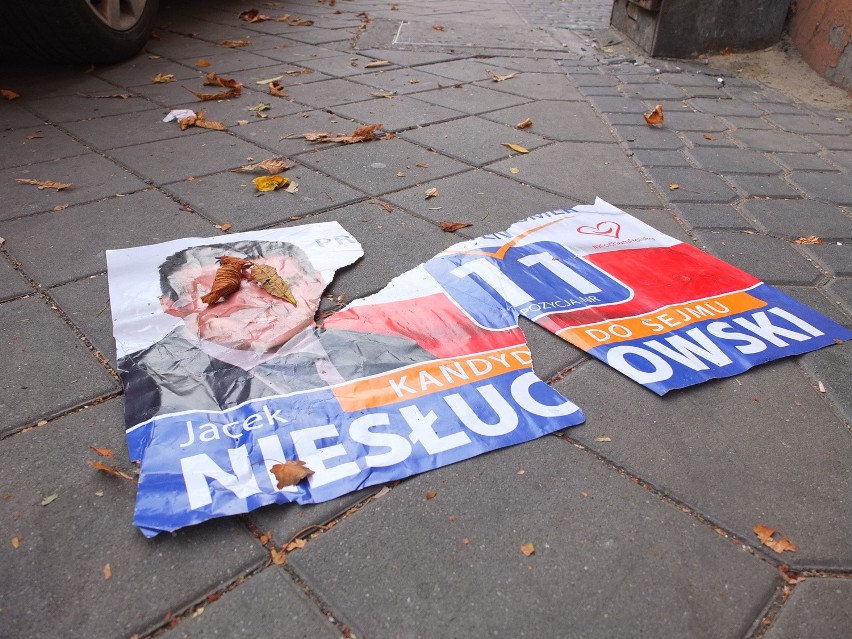 Za zniszczenie plakatu lub jego uszkodzenie grozi 150...