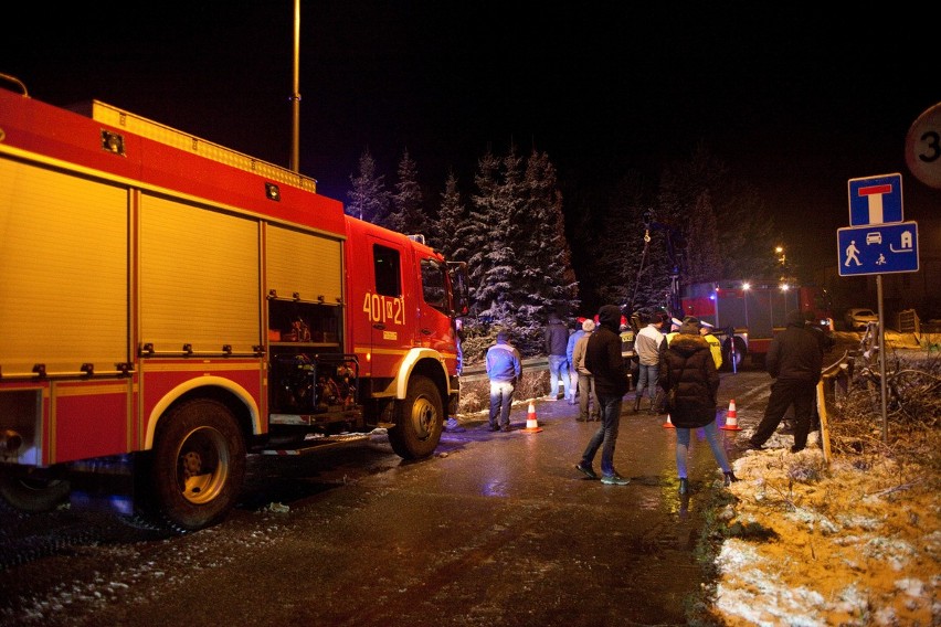 O krok od tragedii w Łapczycy. Ślisko na ulicy Podlas, samochód dachował