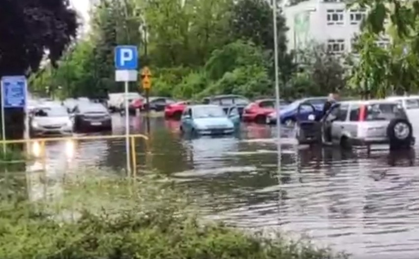 Intensywna burza przeszła w poniedziałek po godz. 13 nad...