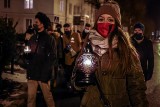 Protest w sprawie aborcji w Gdańsku 4.02.2021.„Pewnego czwartku polski Trybunał chciał przejąć moje ciało..”. Złożenie zniczy pod biurem PiS