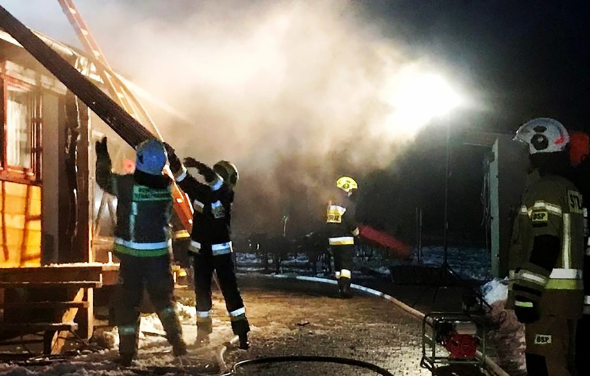 W podsądeckiej wiosce wybuchł pożar. Z drewnianego domu zostały tylko zgliszcza