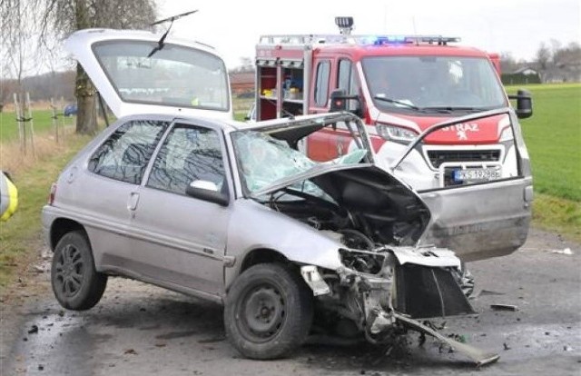 W czwartek na drodze między Piotrkowicami a Jarogniewicami (powiat kościański) doszło do tragicznego wypadku, w którym zginęła 18-letnia kobieta. Zobacz więcej zdjęć ---->