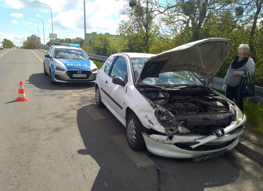 Wypadek na wiadukcie na Nowym Dworze. Jedna osoba ranna, ulica zablokowana (ZDJĘCIA)