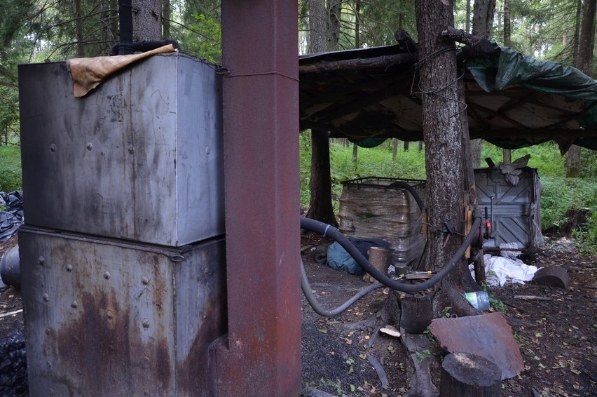 Funkcjonariusze podlaskiej KAS zlikwidowali nielegalną bimbrownię w lesie koło Gródka. Zabezpieczono ponad 150 litrów alkoholu [ZDJĘCIA]