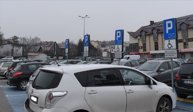 Korzystanie na parkingach w Oświęcimiu z miejsc wyznaczonych dla osób niepełnosprawnych przez kierowców nieuprawnionych stało się problemem