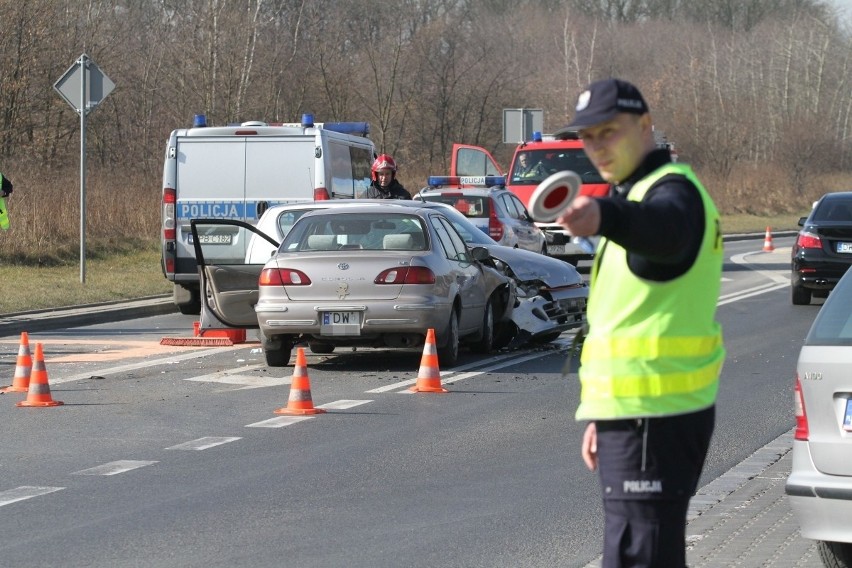 Wrocław: Wypadek na Maślicach. Dwie kobiety zostały ranne (ZDJĘCIA)