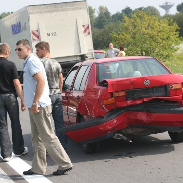 Na Wisłostradzie zderzyły się trzy samochody.