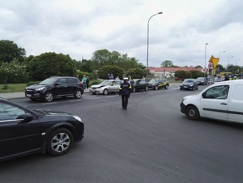 Cztery auta zderzyły się w Policach. Są utrudnienia