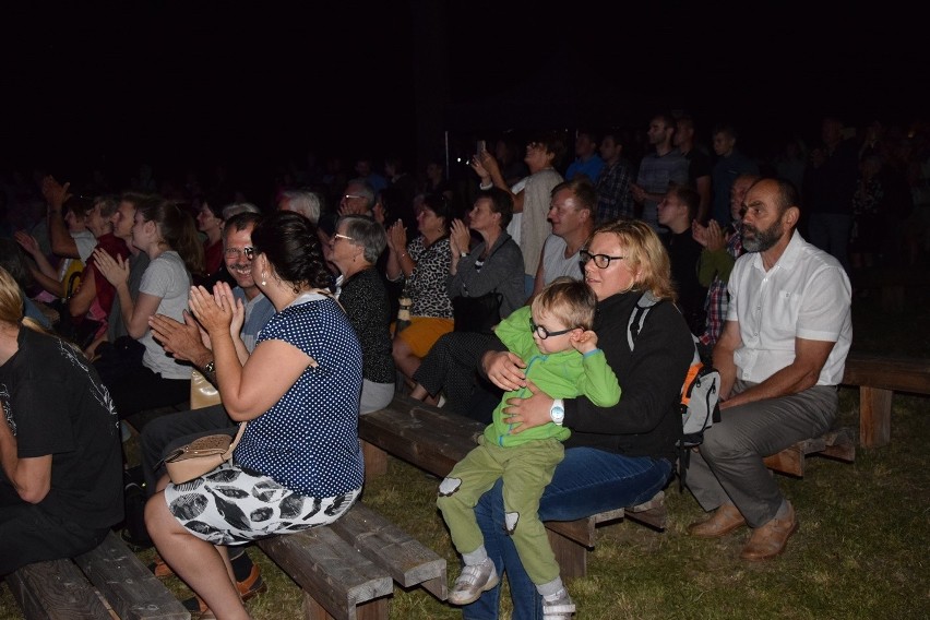 Sękowa. Koncert galowy Festiwalu Świat pod Kyczerą. Prezentacje trwały do późnej nocy. Publiczność gorąco oklaskiwała artystów