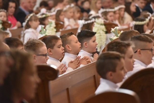 Tak wyglądała I Komunia Św. w kościele pw. Najświętszego Ciała i Krwi Chrystusa w Tpruniu.