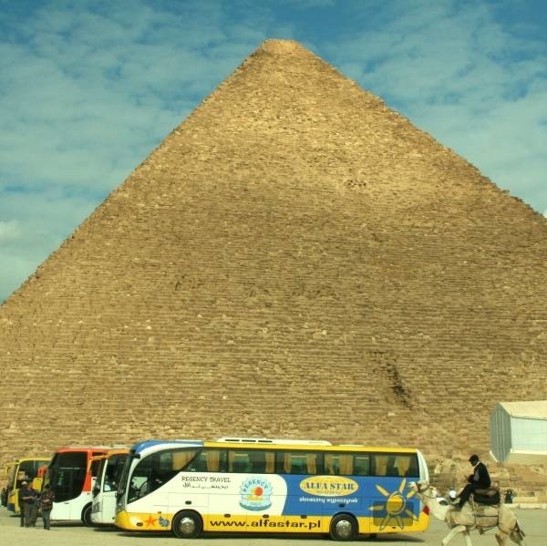 Piramidy w Gizie leża już niemalże w obrębie stolicy Egiptu.
