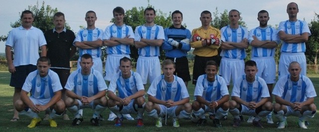 Kadra Kamiennej Brody na rundę jesienną sezonu 2012/2013. W górnym rzędzie, od lewej: trener Tomasz Wójtowicz, wiceprezes Mirosław Zięba, Bartłomiej Drabik, Damian Jop, Mariusz Jagieła, Sebastian Telesz, Dawid Kalista, Piotr Bracik, Piotr Stępień, Przemysław Jasztal. W dolnym rzędzie, od lewej: Patryk Kalista, Adrian Niewczas, Rafał Jałocha, Jakub Dąbrowski, Kacper Maciejczak, Krzysztof Synowiec, Dawid Soboń.