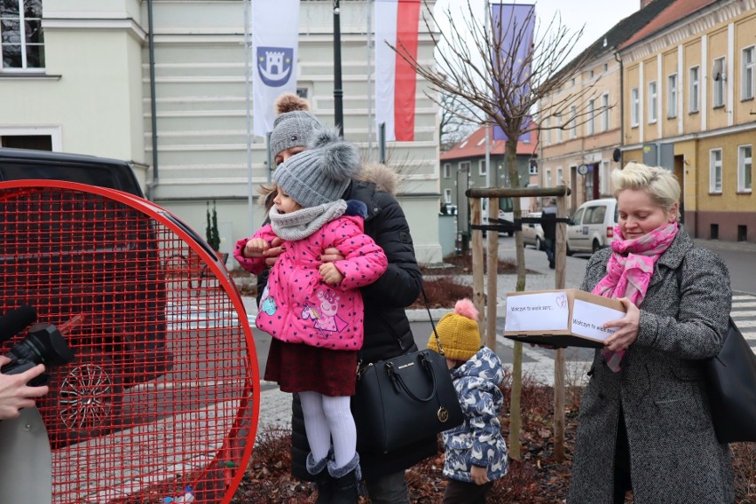 Serce z nakrętkami plastikowymi w Wołczynie.