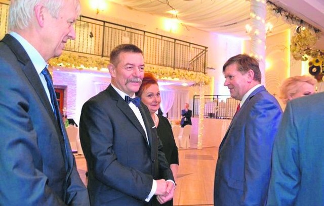 Wieczór przedsiębiorcy odbył się w Grzywnie w restauracji „U Boryny”.  Leszek Pluciński ( z lewej) i Jacek Czarnecki, witają gości
