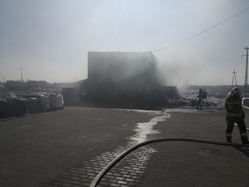 Pożar huty szkła w gminie Staszów. W akcji 7 zastępów straży (ZDJĘCIA)