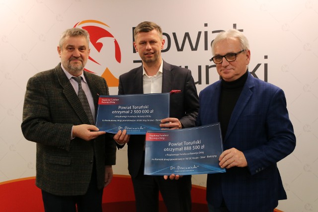 W poniedziałek w Starostwie Powiatowym w Toruniu samorządowcy odebrali symboliczne czeki z dofinasowaniem z Rządowego Funduszu Rozwoju Dróg