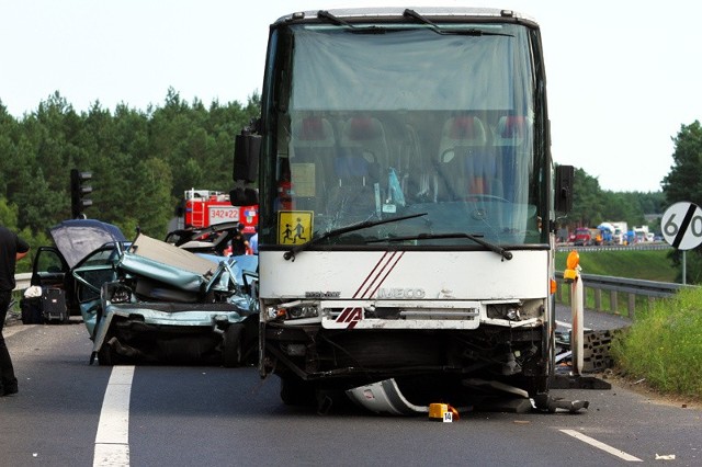 Rozbity autokar, którym podróżowały dzieci.