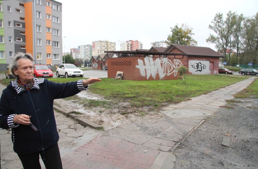 Ogrodzenie wokół bloku przy ulicy Grunwaldzkiej w Kielcach podzieliło mieszkańców