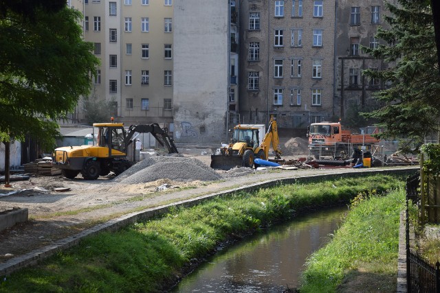 Jeśli zaczniemy przejażdżkę rowerową w pobliżu ul. Składowej (tu trwają już prace nad placem rowerowym), wzdłuż Kłodawki poruszać się będziemy za kamienicami, które stoją przy ul. Garbary. Ponieważ teren nad rzeczką jest znacznie niżej od poziomu ul. Sikorskiego, już tu wjedziemy na rampę, która wyprowadzi nas na plac, na którym jeszcze kilka lat temu był mały ryneczek. Dziś skwer w tym miejscu został już nawet wyłożony płytami. Rampa będzie nie tylko dla rowerzystów, ale również niepełnosprawnych.Ze skweru na rogu Sikorskiego i Garbary przejedziemy przez jezdnię do parku. Tu, jeszcze przed „różaną” częścią parku Wiosny Ludów, niemal pod oknami Parku 111, przejedziemy kładką na drugą stronę Kłodawki i ul. Strzelecką dojedziemy do ul. Chrobrego. Z tej części miasta zniknie więc sypiący się chodnik. Zastąpią go dwie nowe nawierzchnie. Dla rowerzystów czy osób na rolkach lub wrotkach będzie część asfaltowa, dla pieszych – utwardzona nawierzchnia taka jaka zwykle bywa w parkach.Aby przejażdżka rowerowa była bezpieczna, o cztery metry w stronę katedry zostanie przesunięty pomnik Edwarda Jancarza. Sprzed pomnika legendarnego żużlowca aż do Kłodawki przy skwerze malarzy jechać będziemy po chodniku wzdłuż torowiska. Tu na razie żadne prace nie będą prowadzone. Zostaną wykonane przy okazji przebudowy ul. Chrobrego.Po dojechaniu do Kłodawki, nad jej lewym brzegiem dotrzemy do ul. Dąbrowskiego. Tu rampą zjedziemy na podwórko, które jest pomiędzy ul. Łokietka a 30 Stycznia. Gdy byliśmy tu wczoraj, robotnicy uwijali się już z pracami przygotowawczymi - zrobią tu plac zabaw.Kolejną rampą wyjedziemy koło pałacyku biskupiego na ul. 30 Stycznia. Po przejechaniu na drugą stronę, trasa ścieżki będzie biec „na tyłach” Ekonomika, a także Szkoły Podstawowej nr 1. Tak dojedziemy w okolice młyna przy ul. Borowskiego. W pobliżu będą aż trzy kładki. Jedną dojedziemy na wy¬spę między Kłodawką a kołem młyńskim. Tu powstanie mały amfiteatr. Dwie kolejne kładki będą już po drugiej stronie ul. Borowskiego. Dojedziemy nimi za Dom Harcerza. Tu z kolei powstaną m.in. siłownia plenerowa, domki w kształcie wigwamów. Staną też toalety.- W tym miejscu wykonano już wycinkę drzew, nasypy oraz wykorytowano teren pod ciągi pieszo-rowerowe – informuje  Ewa Iwańska, rzecznik urzędu miasta.Dalej ścieżka będzie biec wzdłuż ul. Dąbrowskiego. Tuż przy wjeździe do hotelu Gracji zmniejszono już nawet parking. Parę kroków dalej trwają prace nad zupełnie nowy placem zabaw (ale kto lubił i przyzwyczaił się do starych elementów, w przyszłości odnajdzie je w parku Kopernika).W dalszej części ścieżki będzie równie urokliwie. Od ul. Mickiewicza niemal do ul. Chodkiewicza ścieżka ma już ułożone krawężniki i podbudowę. Jak mówi Magdalena Juryszczak - Świerczyńska z wydziału inwestycji, w tym miejscu nawierzchnia będzie asfaltowa. Co istotne, ścieżka będzie miał też swoją odnogę w kierunku ul. Roosevelta. Dzięki temu szybciej i prościej będzie można dojechać stąd np. w stronę Słowianki.Ścieżka pieszo - rowerowa ma być gotowa do koń¬ca tego roku.