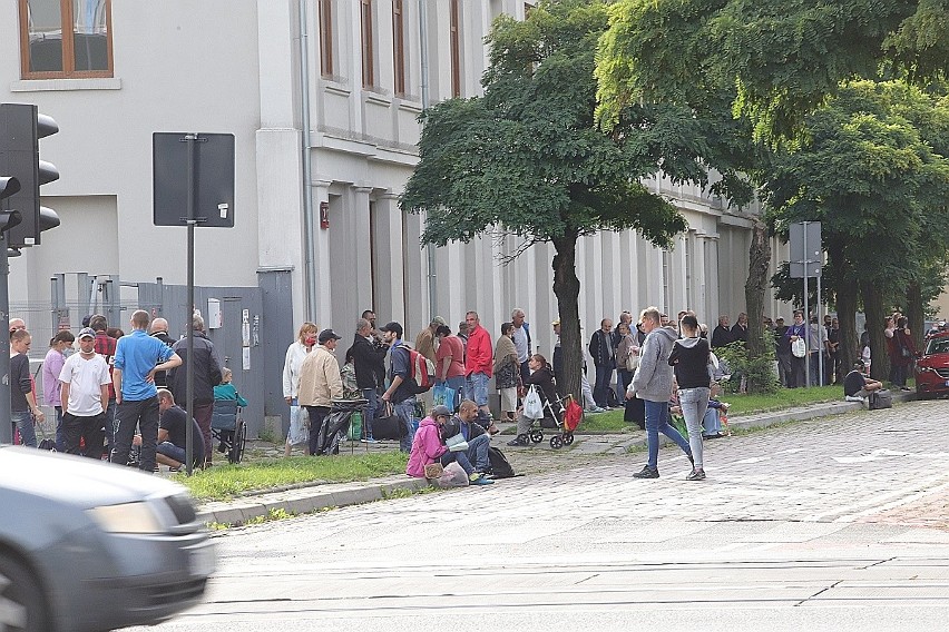 Barszcz ukraiński i słodkie bułki dla potrzebujących. Dziś jak w każdą niedzielę o godz. 16 przy łódzkiej katedrze wydawano ciepłą zupę. 