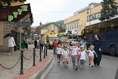 Dzieci z przedszkola Sióstr Służebniczek NMP w centrum Szczawnicy (biegną w hołdzie Janowi Pawłowi II)