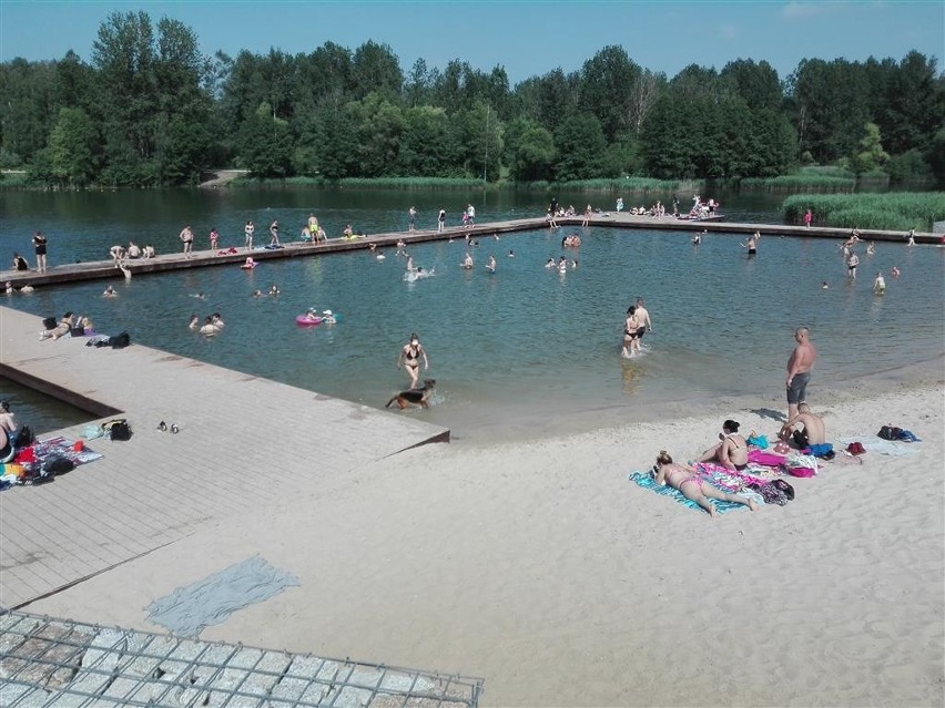 Park Lisiniec w Częstochowie. Ludzie kąpią się mimo braku...