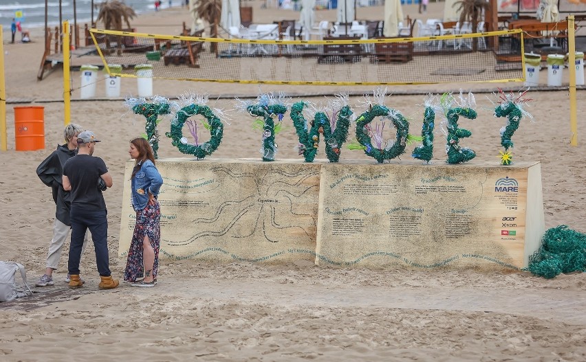 Instalacja artystyczna na plaży w Gdańsku Brzeźnie. To akcja ekologów, zwracających uwagę na problem zanieczyszczenia Bałtyku 