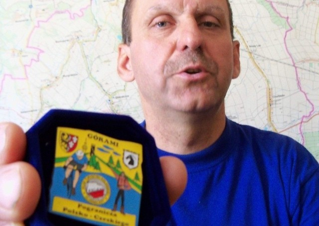 Eligiusz Jędrysek, prezes Ktukola, pokazuje nową odznakę.