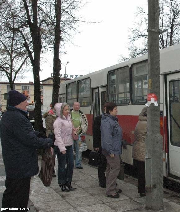 Odkąd zlikwidowano bilety papierowe, kierowcy więcej zarabiają na prowizji za sprzedaż biletów w autobusach (fot. Dorota Nyk)