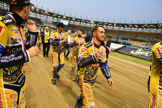 WIKTOR JASIŃSKI 1 (w, 0, 1)Ocena: 2Przy próbie ataku na rywali w biegu młodzieżowym nie opanował motocykla i upadł. W wyścigu XII zrobił to, co do niego należało, czyli wypunktował juniora gości - Krzysztofa Sadurskiego. Jasiński też, podobnie jak Nowacki, niedzielnym meczem zakończył starty jako junior.Sezon 2021 zakończył ze średnią biegopunktową: 1,016