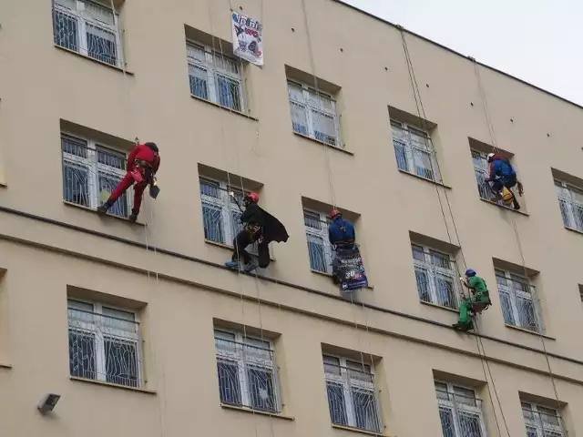 Superbohaterowie zjadą na linach z dachu 4-kondygnacyjnego Pawilonu Dziecięcego.