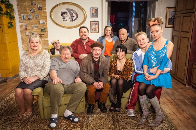 1) W 1997 roku telewizja Polsat ogłosiła konkurs na sitcom. Zgłoszone zostały trzy projekty, „Rodzina zastępcza”, „Graczykowie” i „Świat według Kiepskich”. Przeszły wszystkie trzy, jednak tylko Kiepscy nagrywani są do dziś. ATM Grupa